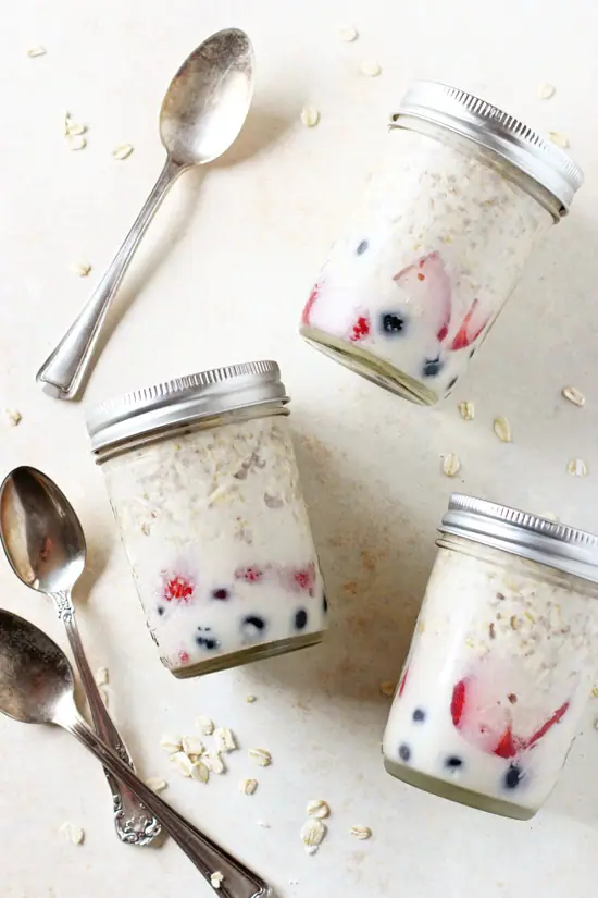 Berry vanilla overnight oats